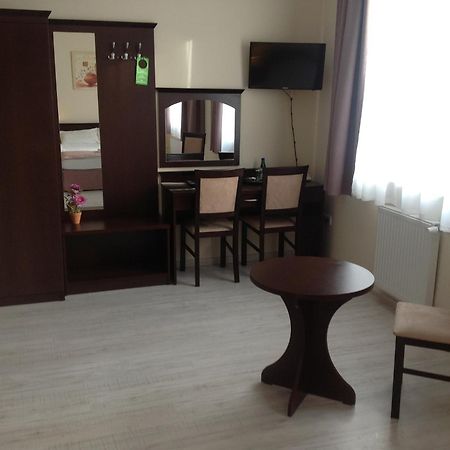 Hotel Feniks Гниежно Екстериор снимка