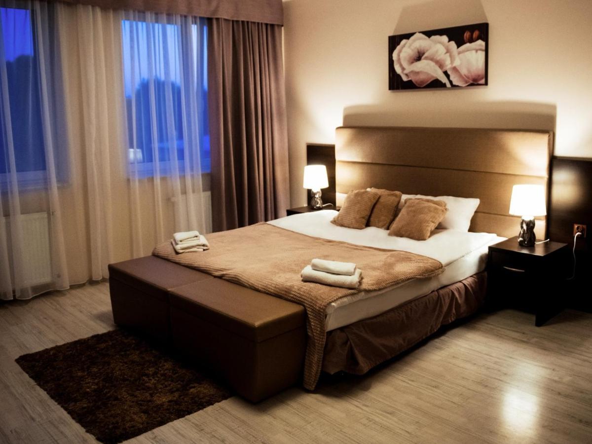 Hotel Feniks Гниежно Екстериор снимка