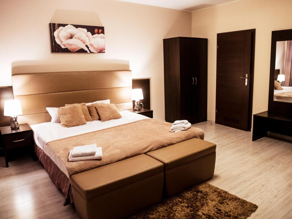 Hotel Feniks Гниежно Екстериор снимка
