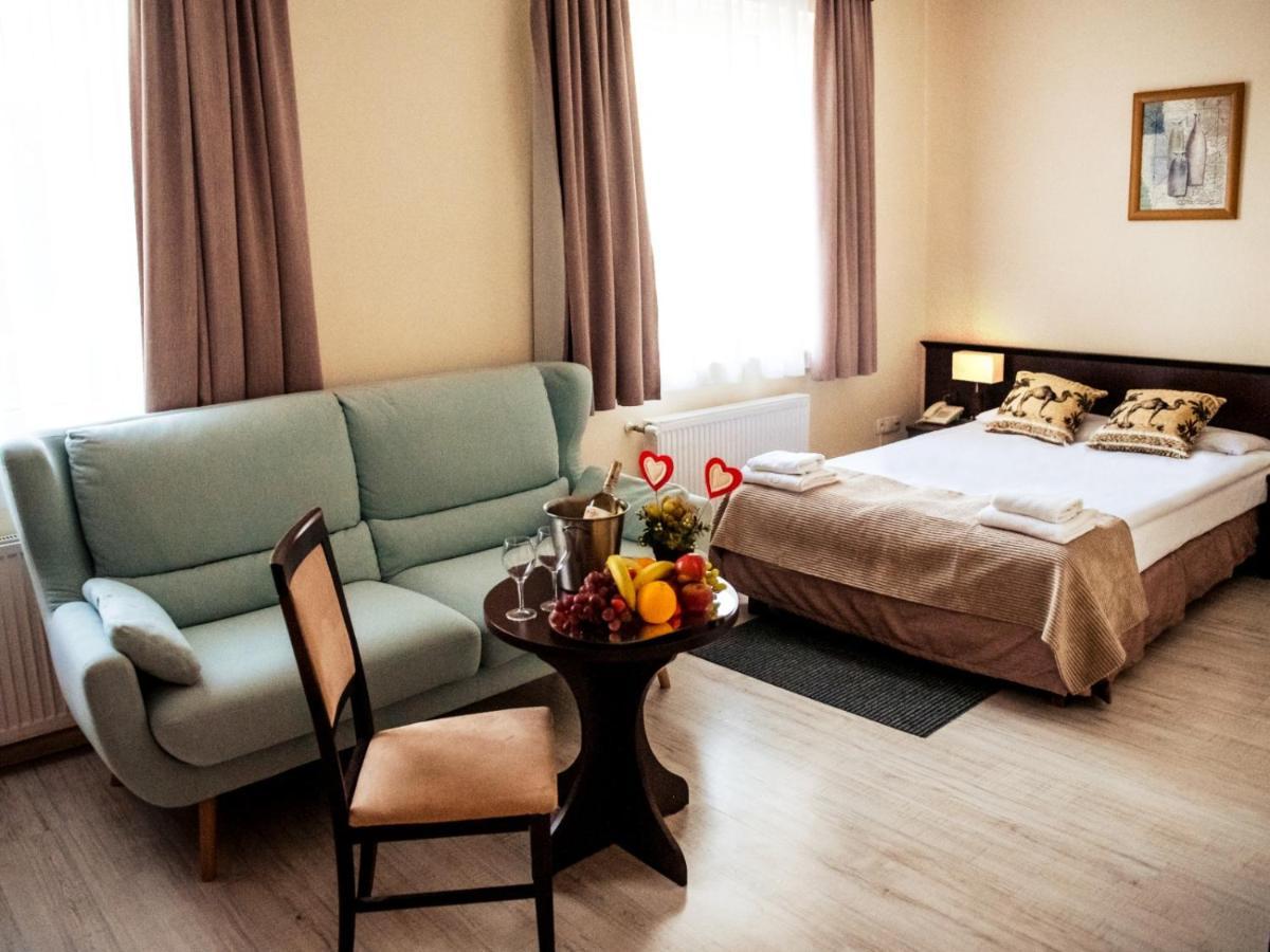 Hotel Feniks Гниежно Екстериор снимка