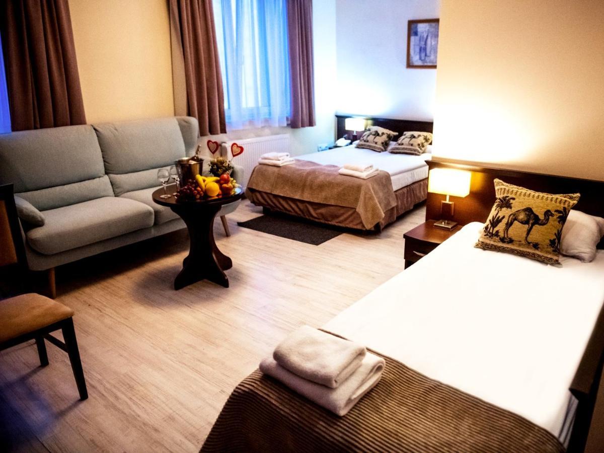 Hotel Feniks Гниежно Екстериор снимка
