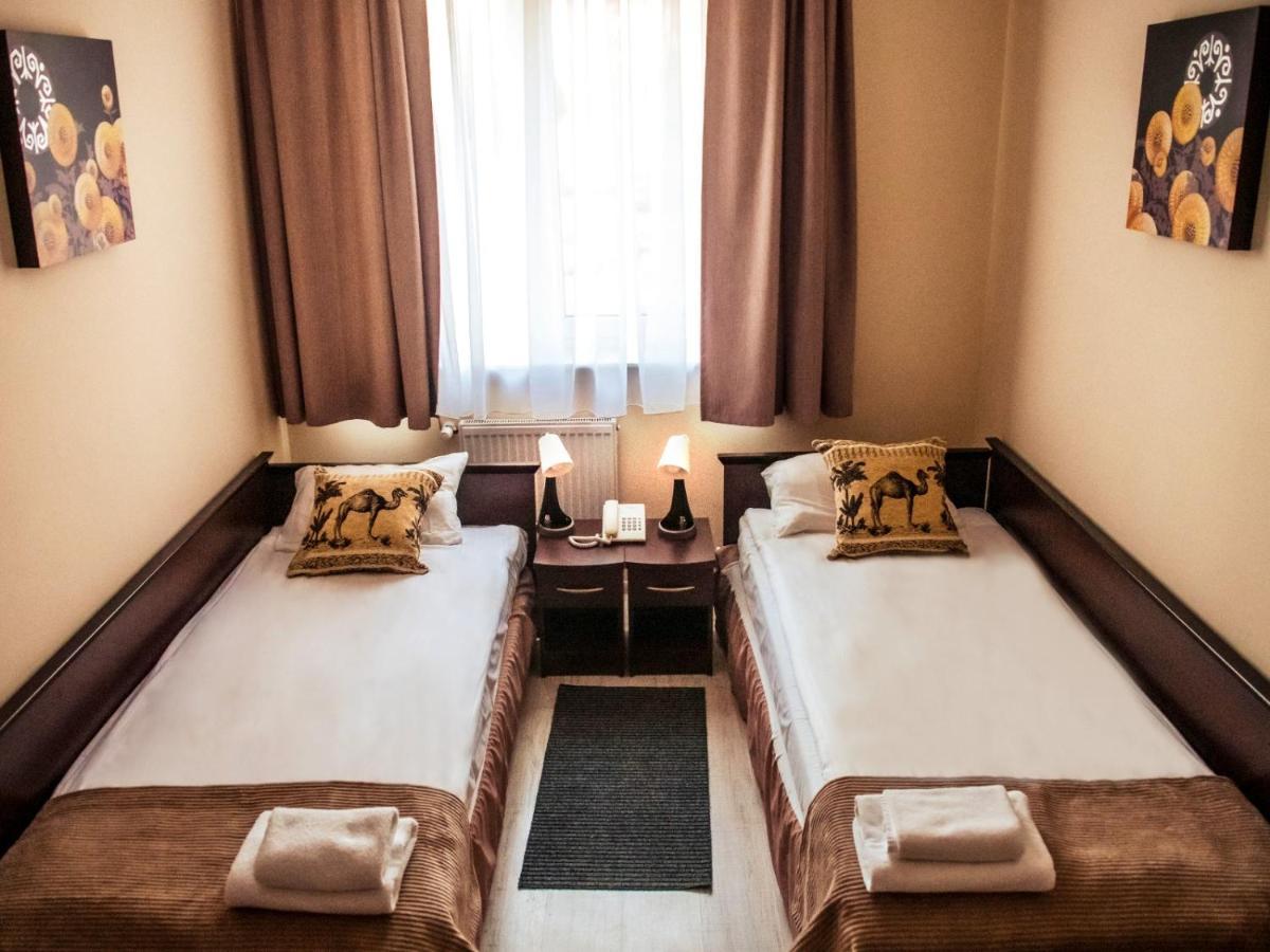 Hotel Feniks Гниежно Екстериор снимка