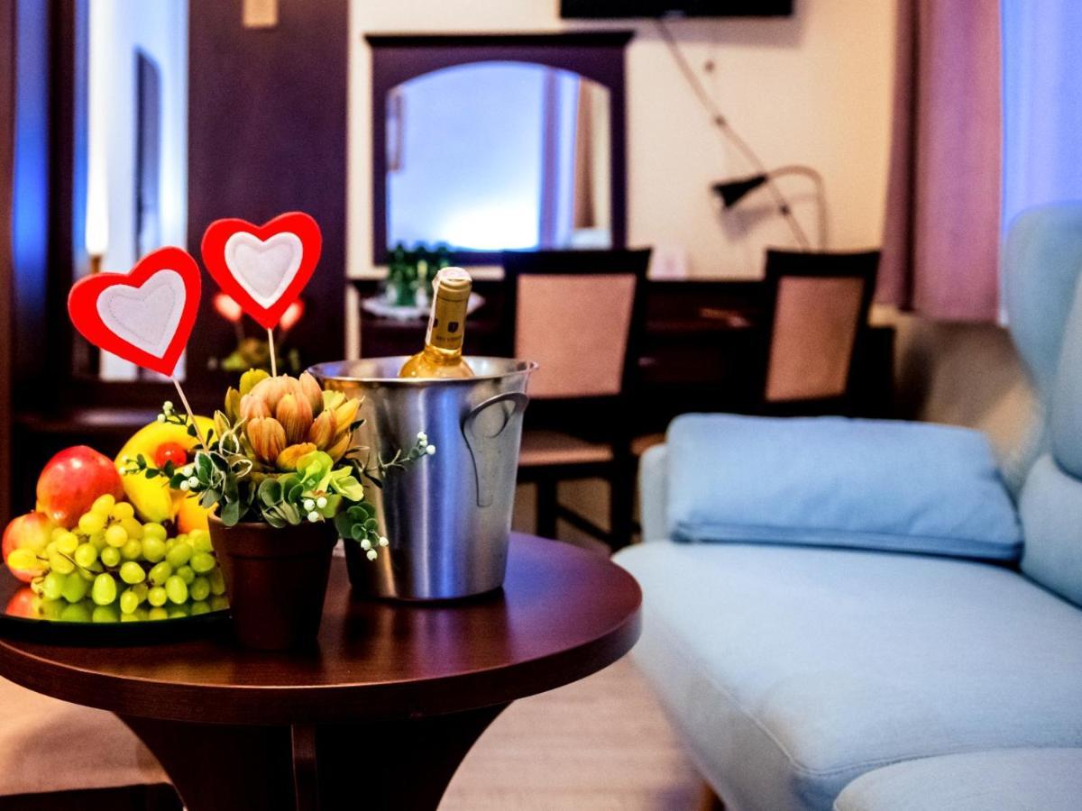 Hotel Feniks Гниежно Екстериор снимка