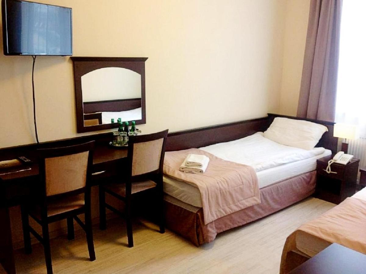 Hotel Feniks Гниежно Екстериор снимка