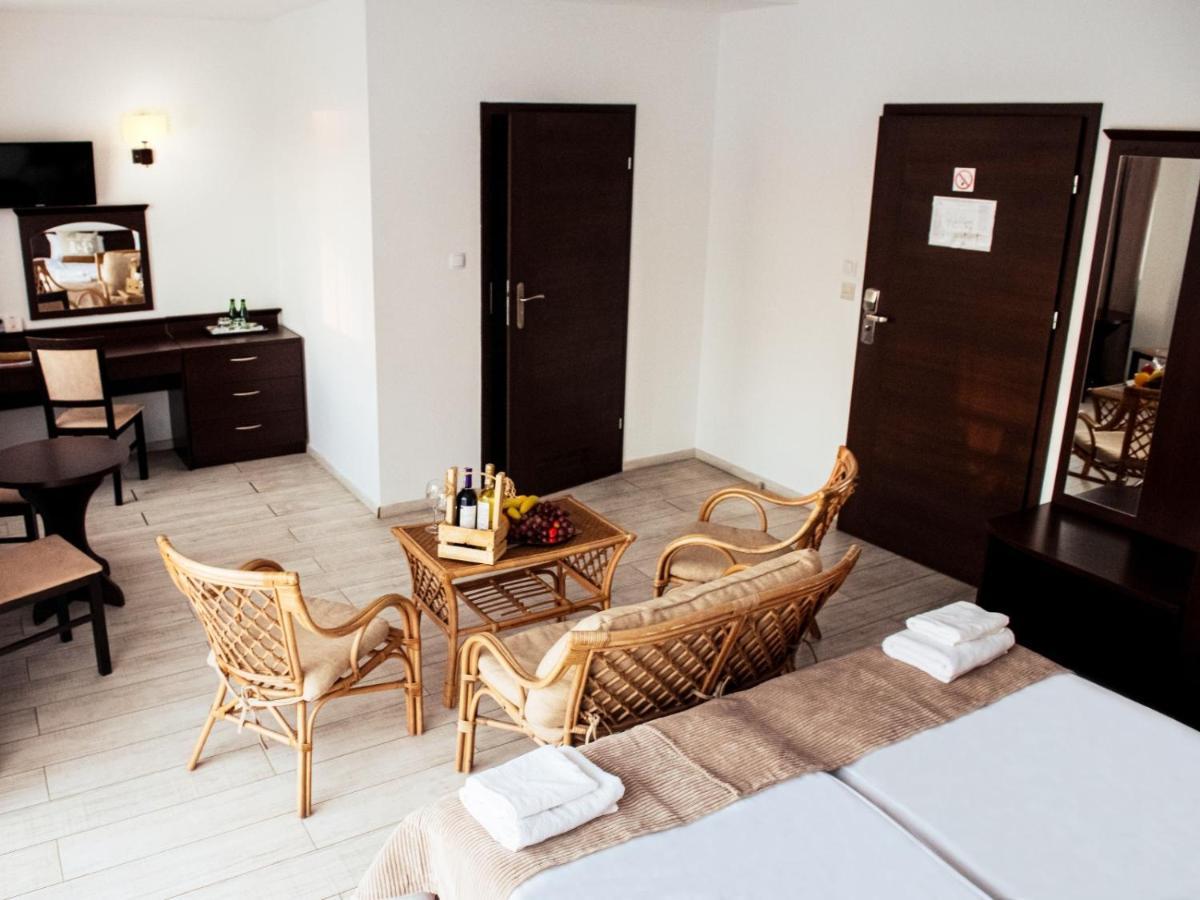 Hotel Feniks Гниежно Екстериор снимка