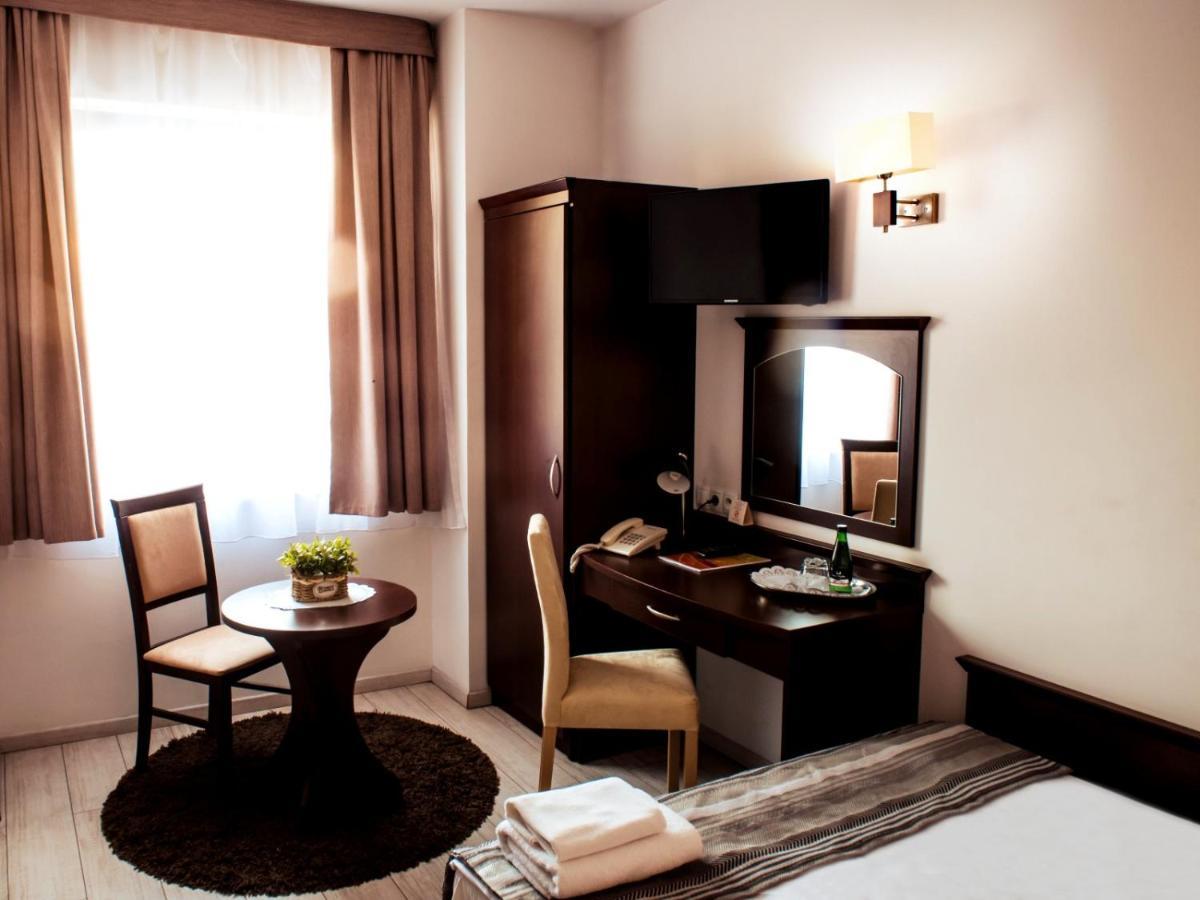 Hotel Feniks Гниежно Екстериор снимка