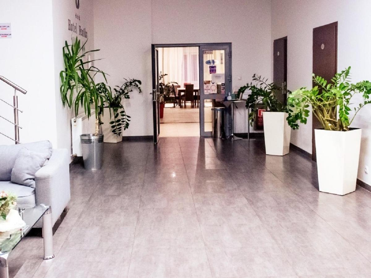 Hotel Feniks Гниежно Екстериор снимка