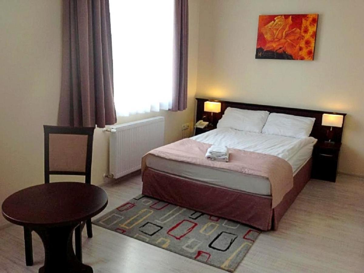 Hotel Feniks Гниежно Екстериор снимка