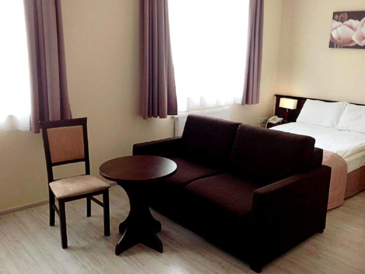 Hotel Feniks Гниежно Екстериор снимка