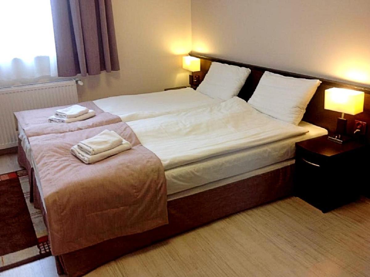 Hotel Feniks Гниежно Екстериор снимка