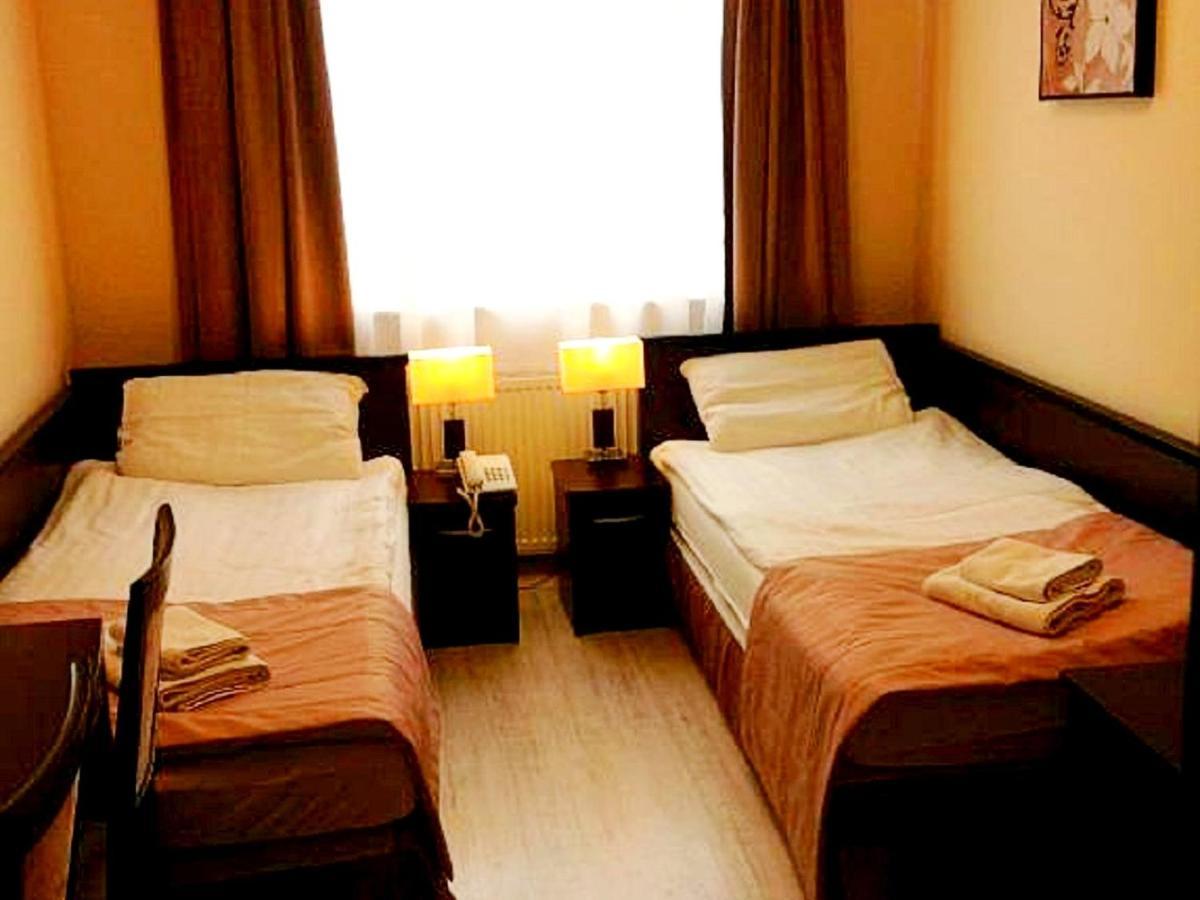Hotel Feniks Гниежно Екстериор снимка