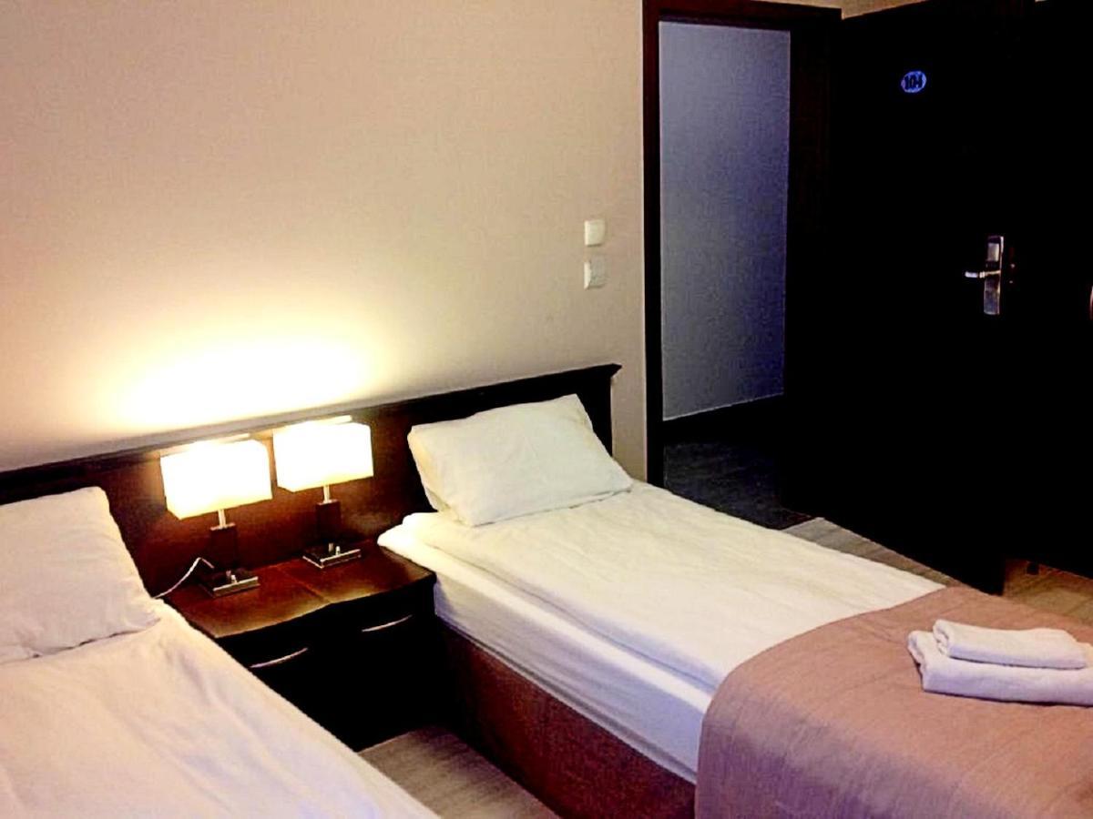 Hotel Feniks Гниежно Екстериор снимка