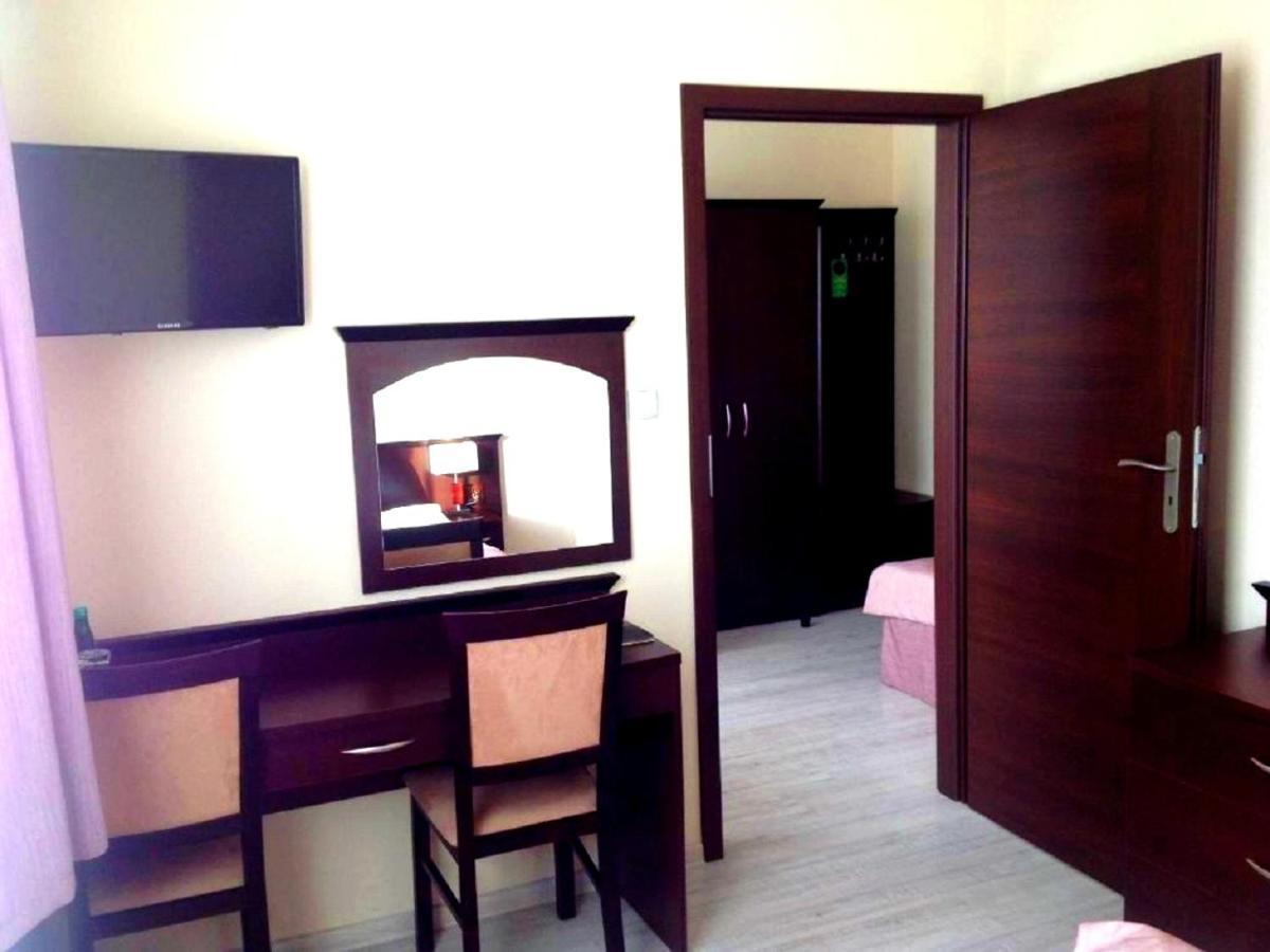 Hotel Feniks Гниежно Екстериор снимка