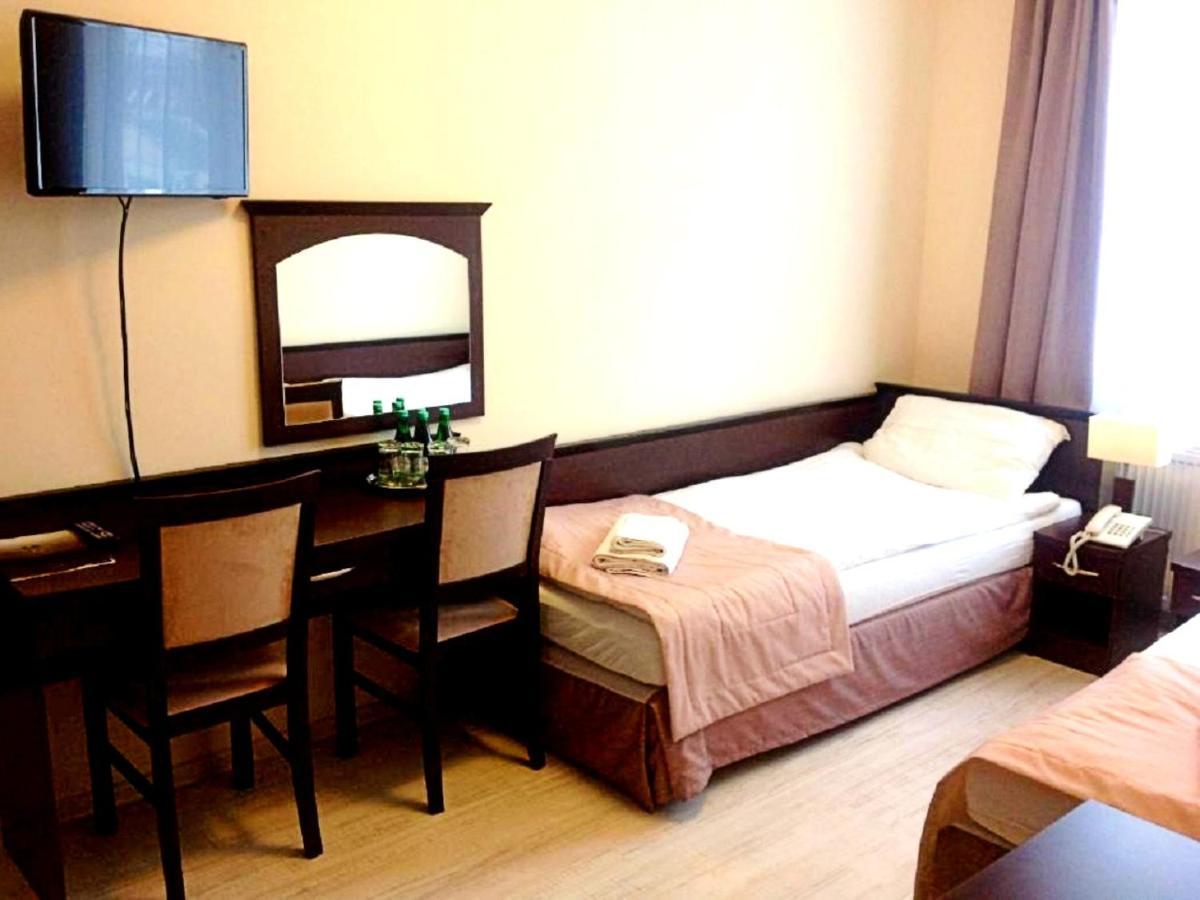 Hotel Feniks Гниежно Екстериор снимка