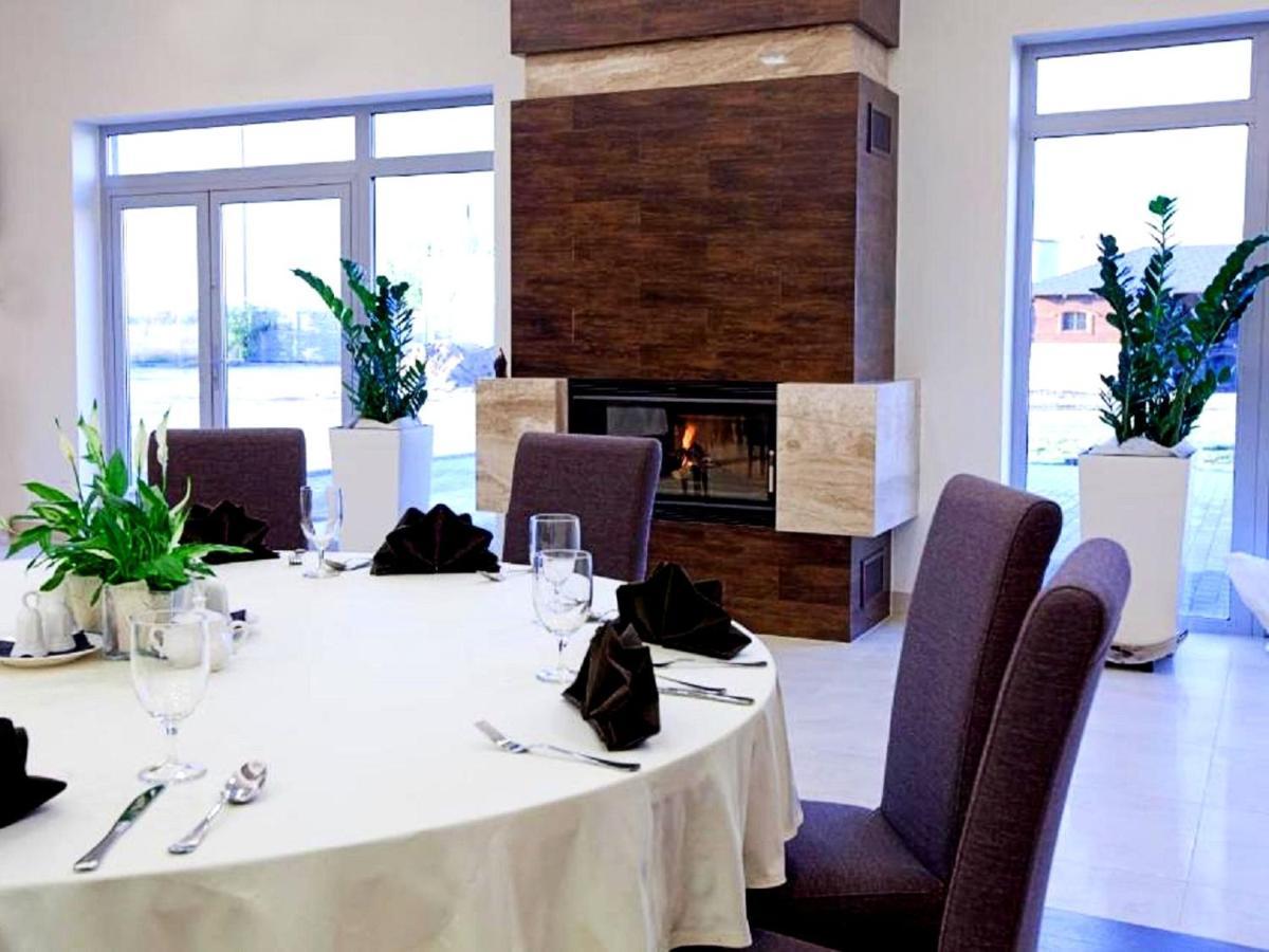 Hotel Feniks Гниежно Екстериор снимка