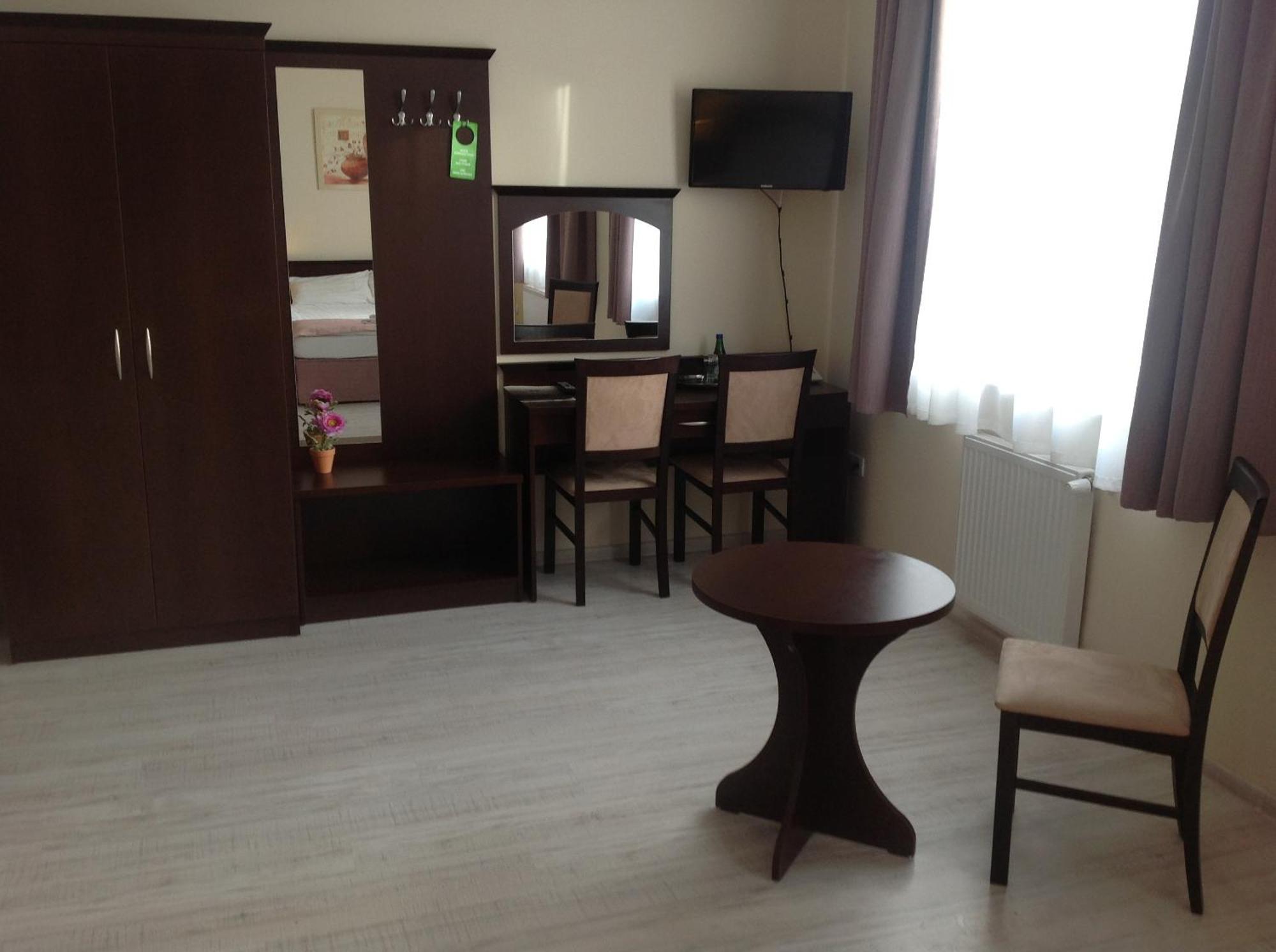 Hotel Feniks Гниежно Екстериор снимка