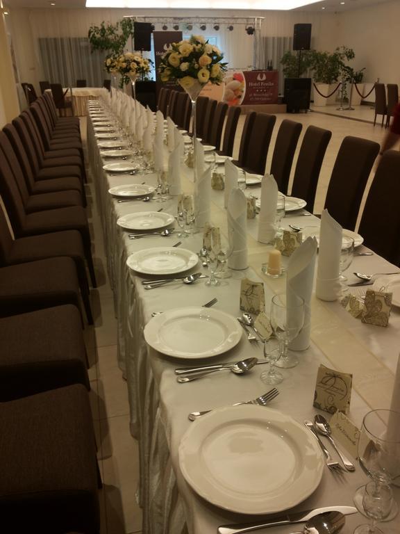 Hotel Feniks Гниежно Екстериор снимка
