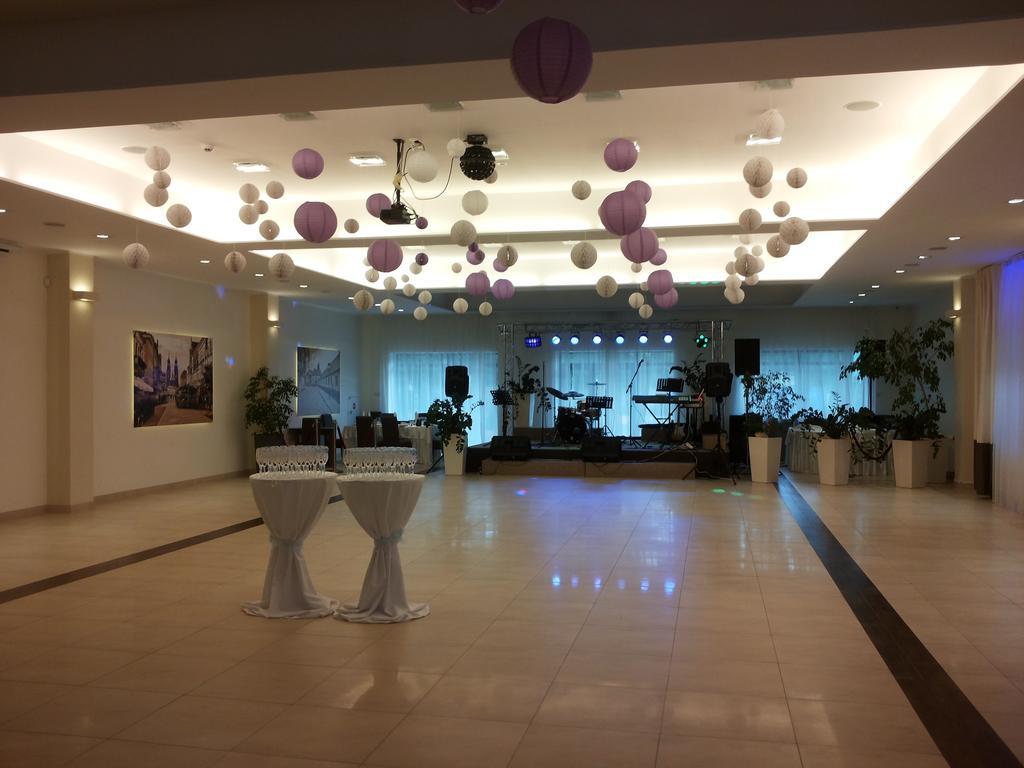 Hotel Feniks Гниежно Екстериор снимка