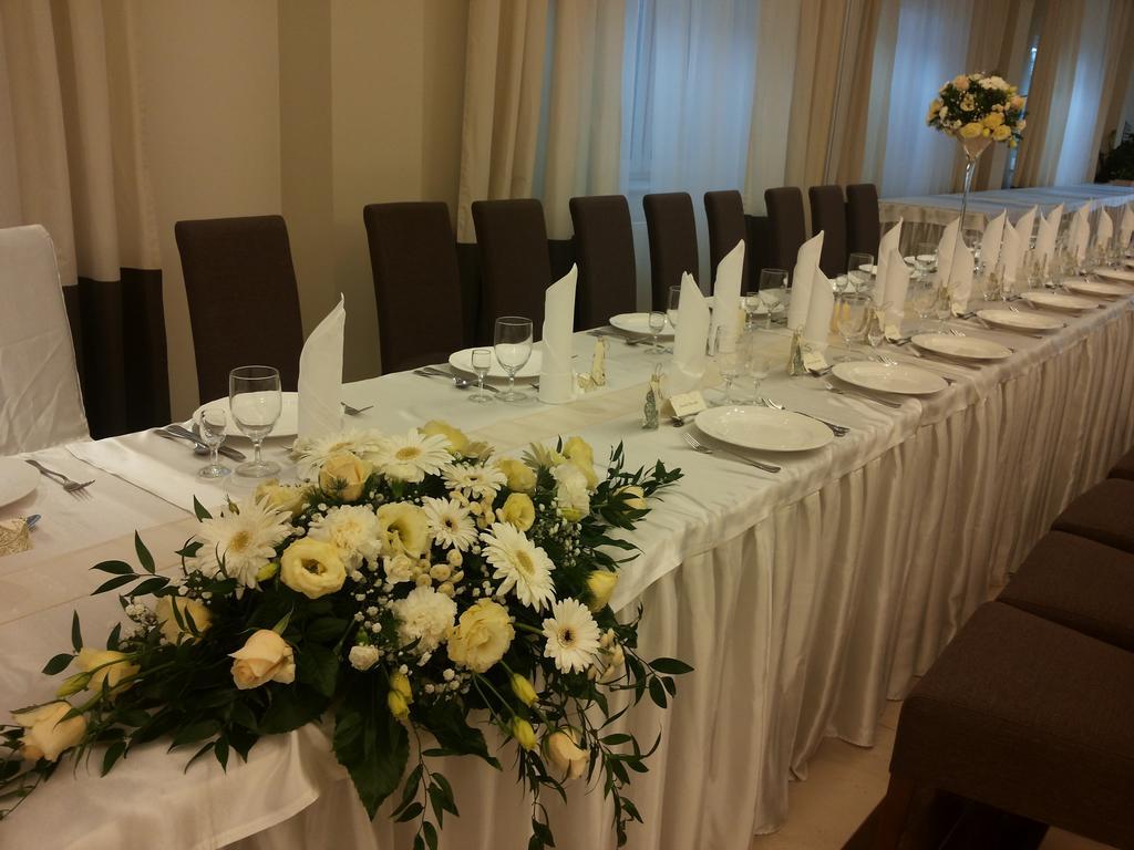 Hotel Feniks Гниежно Екстериор снимка