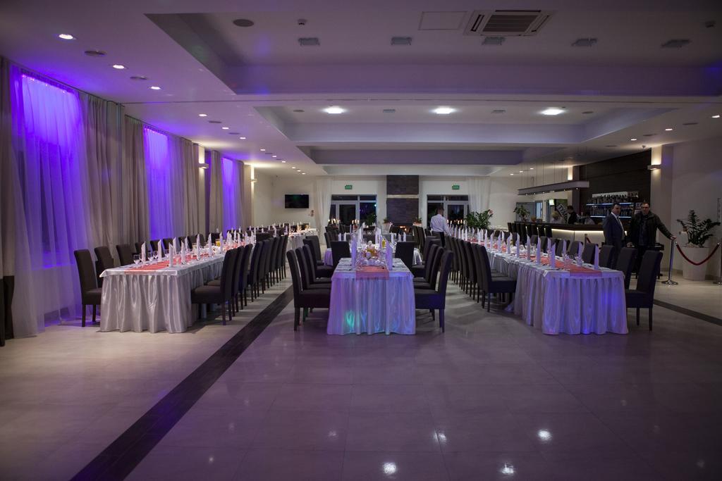 Hotel Feniks Гниежно Екстериор снимка