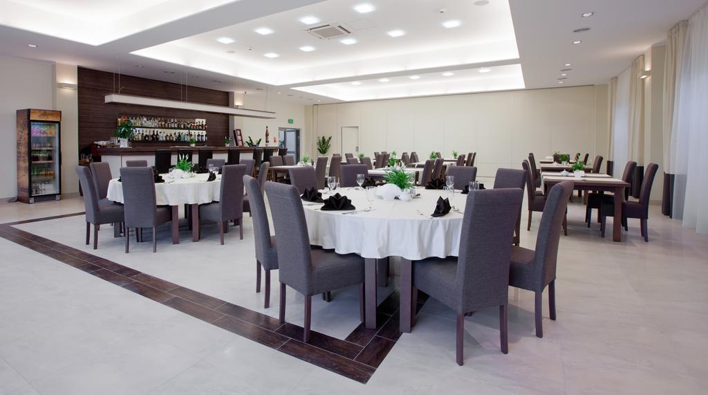 Hotel Feniks Гниежно Екстериор снимка