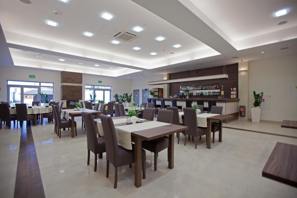 Hotel Feniks Гниежно Екстериор снимка